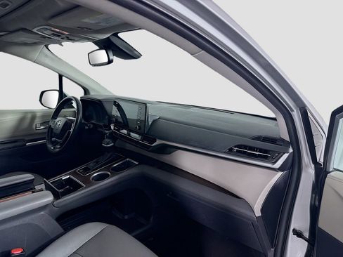 Certified 2024 Toyota Sienna XLE image 20