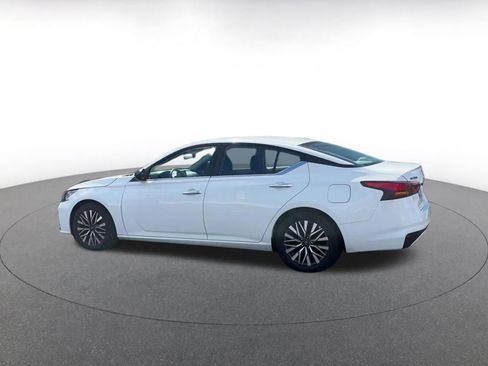 Used 2025 Nissan Altima 2.5 SV image 10