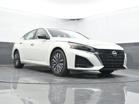 Used 2025 Nissan Altima 2.5 SV FWD image 45