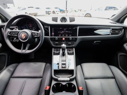Certified 2025 Porsche Macan image 24