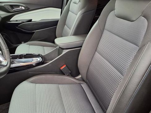 Used 2025 Chevrolet Trax LT w/ LT Convenience Package image 3