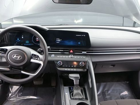 Used 2024 Hyundai Elantra SEL image 17