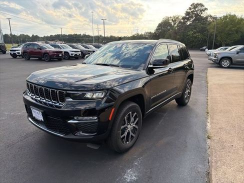 Used 2025 Jeep Grand Cherokee Limited w/ Luxury Tech Group II RWD image 3