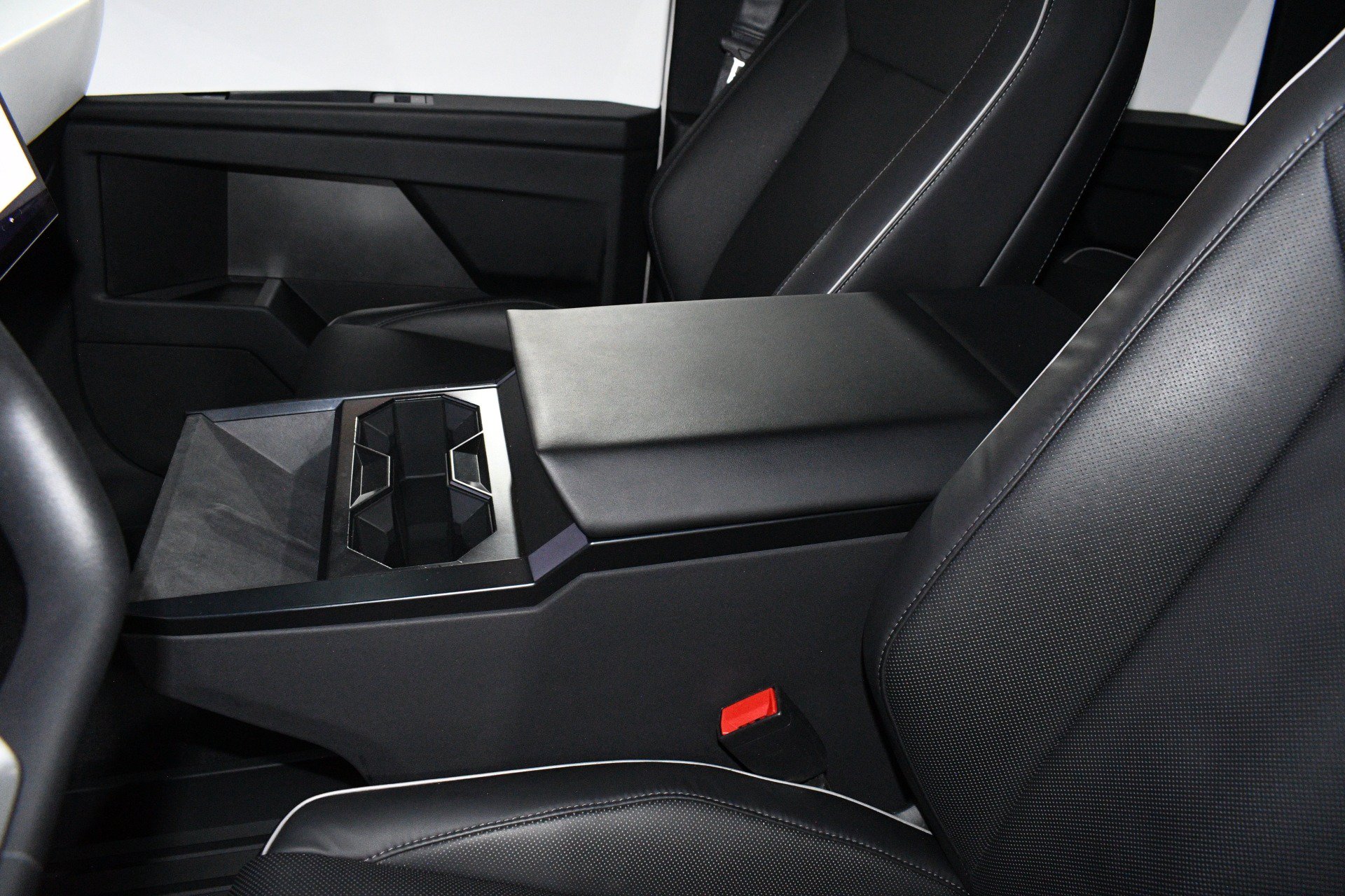 Used 2024 Tesla Cybertruck AWD Crew Cab image 39
