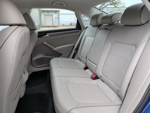 Used 2017 Volkswagen Passat 1.8T R-Line w/ R-Line Lighting Package image 31