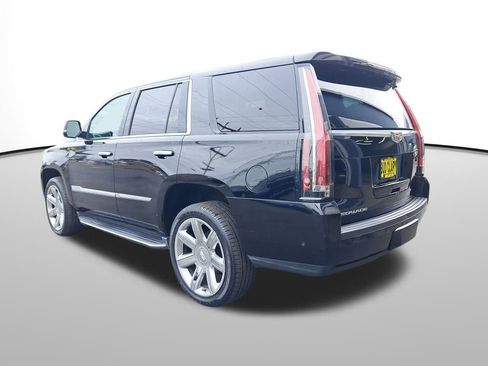 Used 2018 Cadillac Escalade Luxury image 3