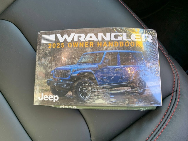 Used 2025 Jeep Wrangler Unlimited Rubicon w/ XTREMEE 35" Tire Package AWD/4WD image 13