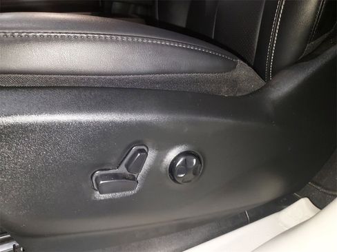 Used 2024 Chrysler Pacifica Touring-L image 18