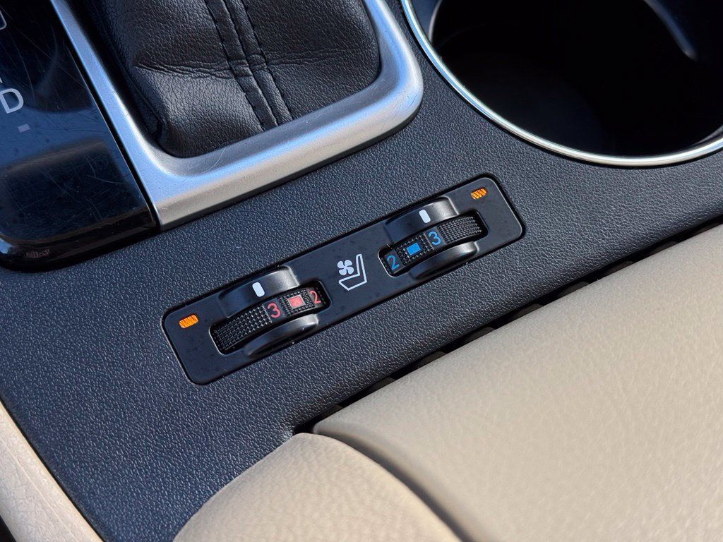 Used 2019 Toyota Highlander Limited FWD image 43