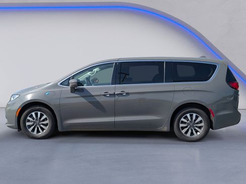 Used 2022 Chrysler Pacifica Touring-L w/ Uconnect Theater Family Group FWD image 3