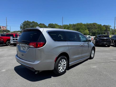 Used 2018 Chrysler Pacifica Touring Plus FWD image 4