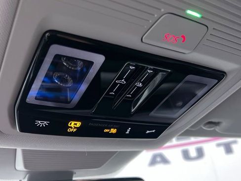 Used 2025 Volkswagen Tiguan SE image 29