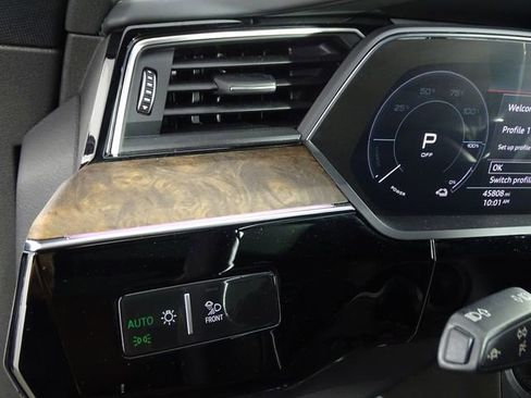 Used 2019 Audi e-tron Prestige w/ Prestige Package image 24