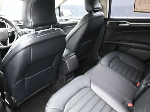 Used 2018 Ford Fusion SE image 16