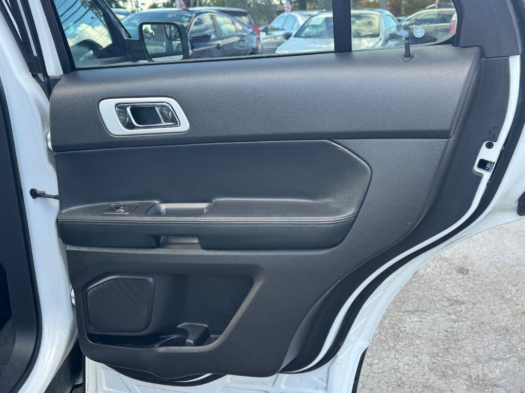 Used 2015 Ford Explorer XLT w/ Equipment Group 202B AWD/4WD image 17