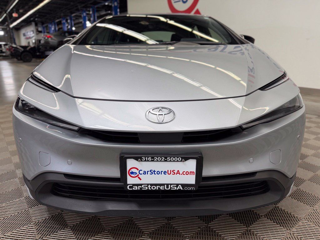 Used 2025 Toyota Prius LE FWD image 2