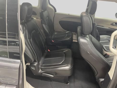 Used 2023 Chrysler Pacifica Touring-L FWD image 11