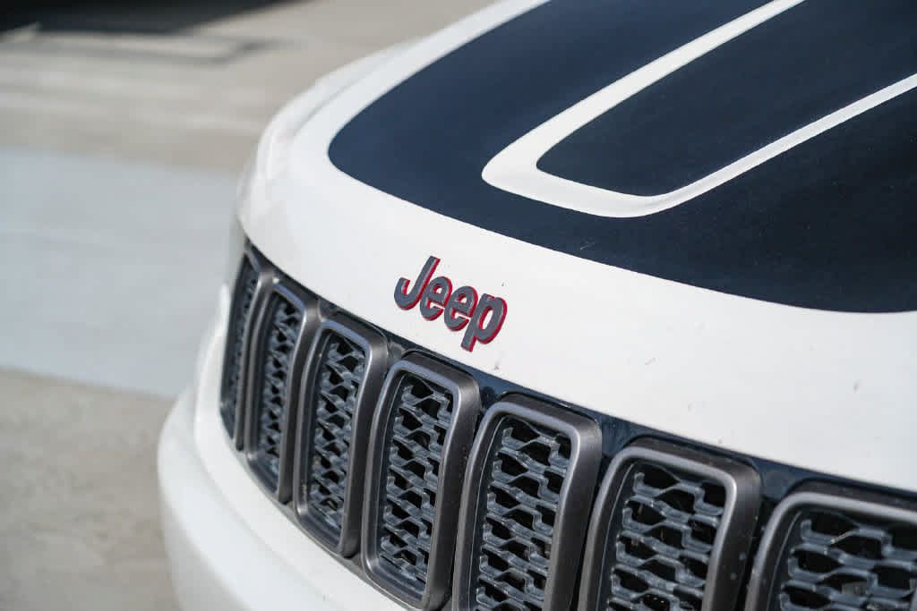 Used 2018 Jeep Grand Cherokee Trailhawk w/ Trailhawk Luxury Group AWD/4WD image 3