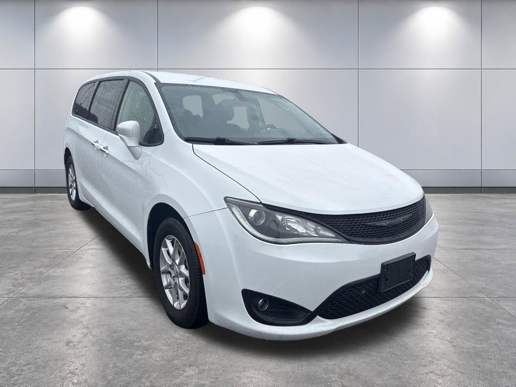 Used 2020 Chrysler Pacifica Touring FWD image 3