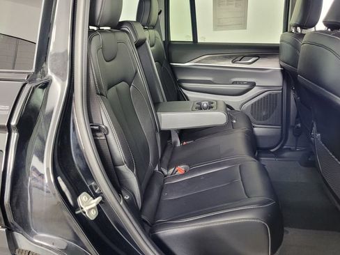 Used 2023 Jeep Grand Cherokee Limited image 34