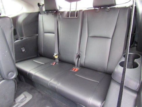 Used 2021 Toyota Highlander XLE AWD/4WD image 30