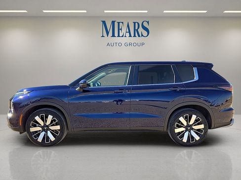 Used 2025 Mitsubishi Outlander SE image 2