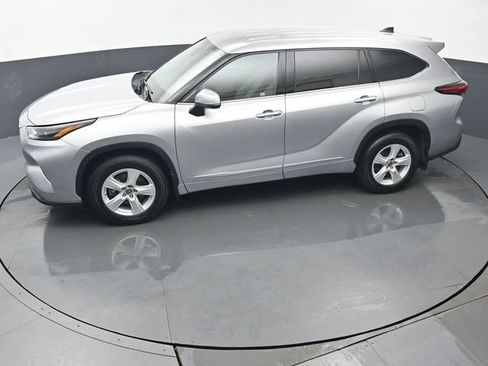 Used 2022 Toyota Highlander LE AWD/4WD image 39