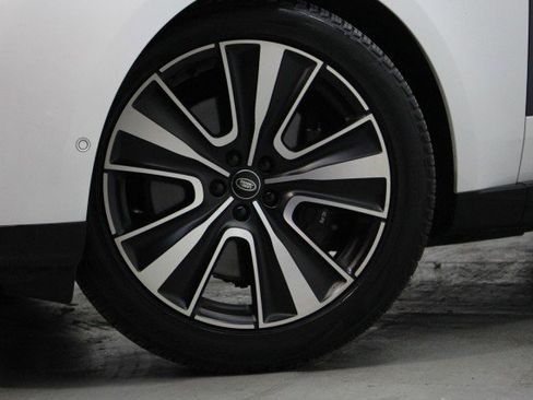 Used 2023 Land Rover Range Rover SE image 3