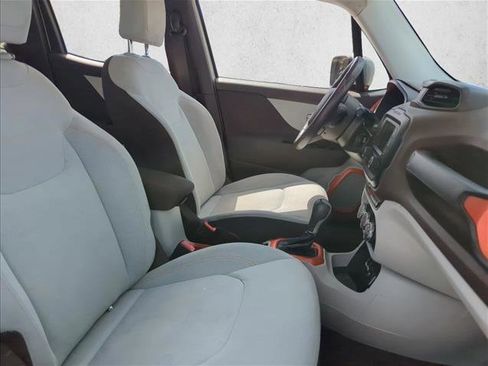 Used 2015 Jeep Renegade Latitude w/ Cold Weather Group image 22