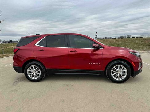 Used 2022 Chevrolet Equinox LT image 2