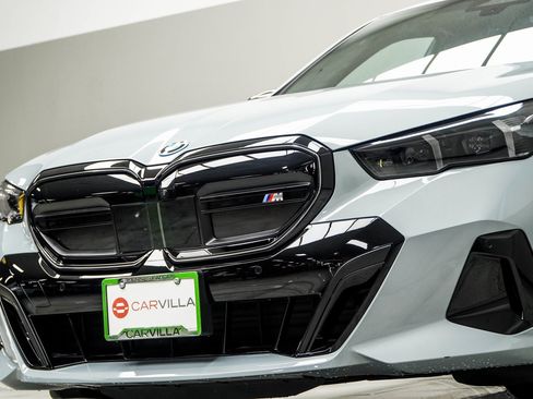 Used 2025 BMW i5 M60 w/ Premium Package image 2