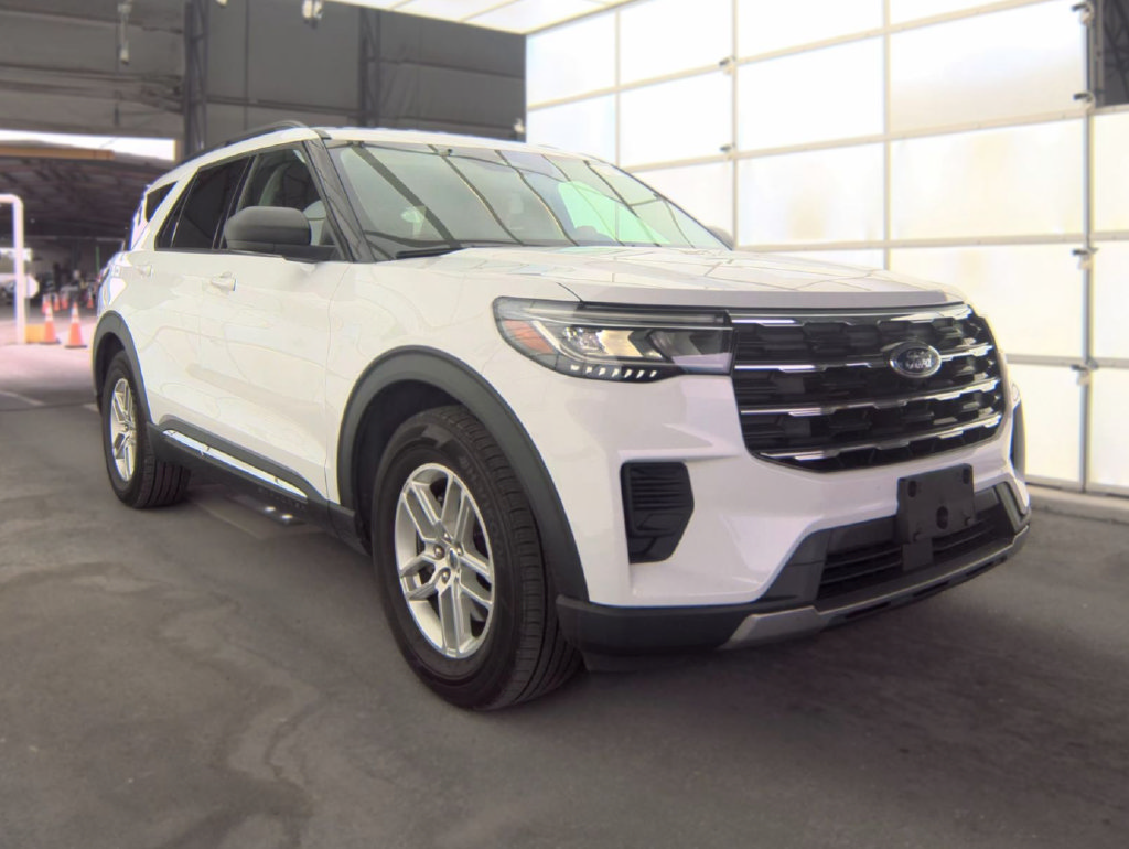 Used 2025 Ford Explorer Active RWD image 1