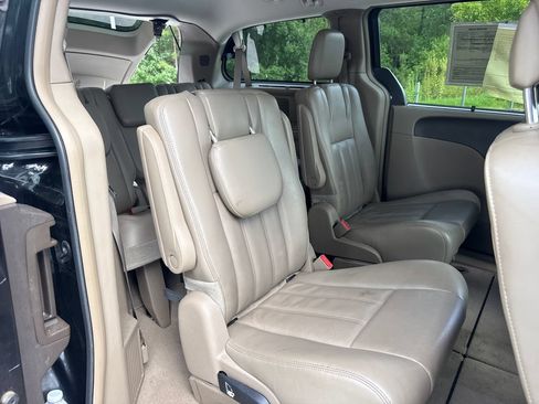 Used 2013 Chrysler Town & Country Touring FWD image 33