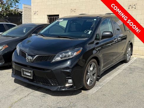 Certified 2018 Toyota Sienna SE w/ Carpet Mat Package image 3