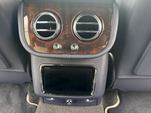 Used 2025 Bentley Bentayga AWD/4WD image 16