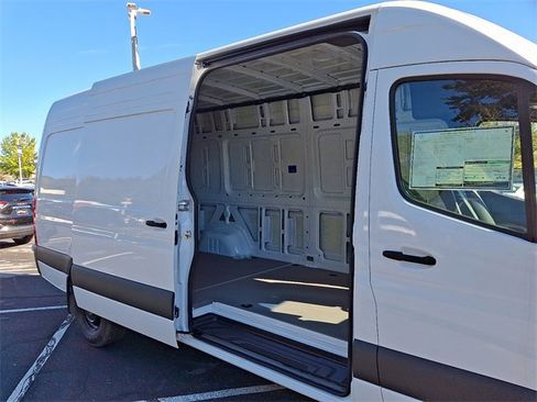 Used 2025 Mercedes-Benz Sprinter 2500 image 10