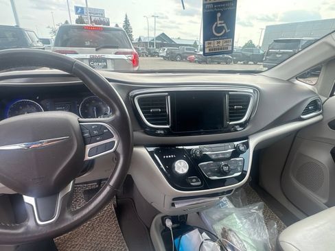 Used 2017 Chrysler Pacifica Touring-L FWD image 10