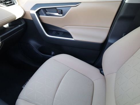 Used 2025 Toyota RAV4 XLE w/ Convenience Package image 11