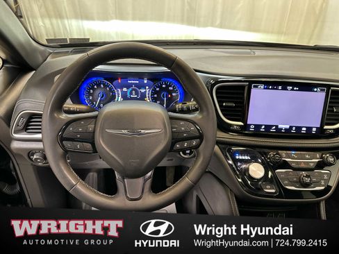 Used 2025 Chrysler Pacifica Limited FWD image 19
