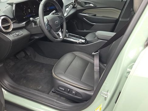 Used 2025 Chevrolet Trax ACTIV FWD image 12