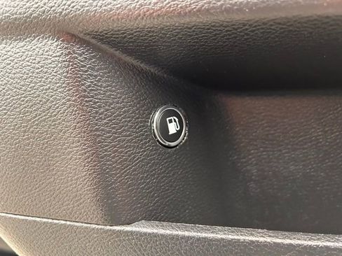 Used 2019 Chrysler 300 S image 33