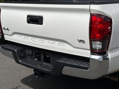 Used 2022 Toyota Tacoma SR5 AWD/4WD image 5