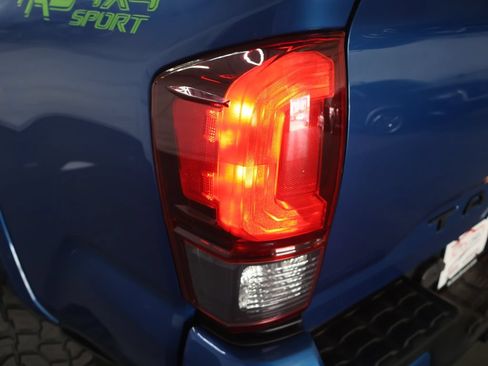 Used 2018 Toyota Tacoma TRD Sport AWD/4WD image 30
