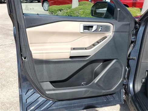 Used 2023 Ford Explorer XLT image 18