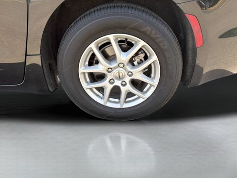 Used 2023 Chrysler Pacifica Touring-L FWD image 28