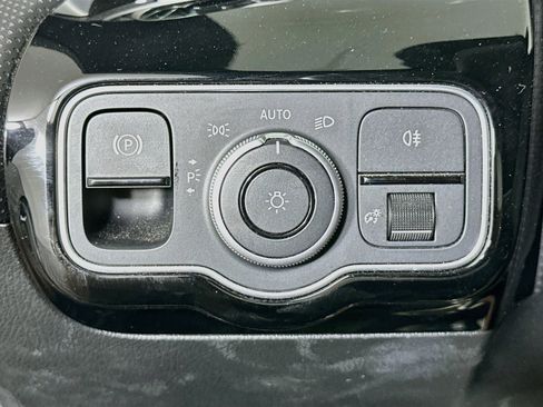 Used 2025 Mercedes-Benz CLA 250 image 17