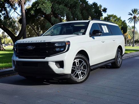 Used 2025 Ford Expedition Max Active AWD/4WD image 2