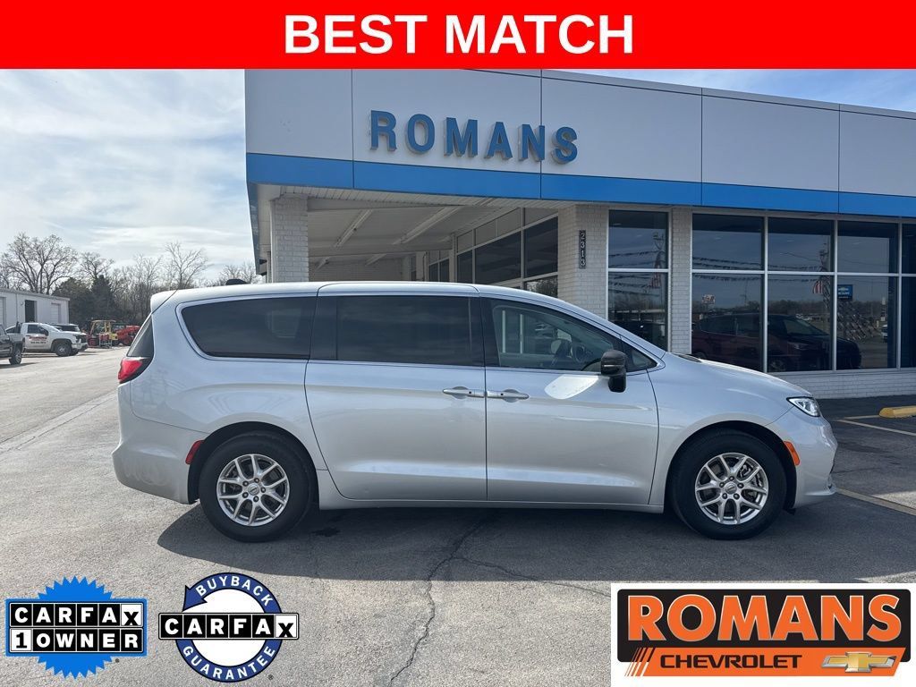 Used 2024 Chrysler Pacifica Touring-L FWD image 2