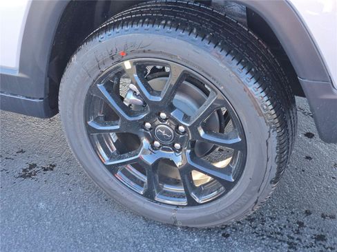 New 2026 Jeep Compass Latitude image 18