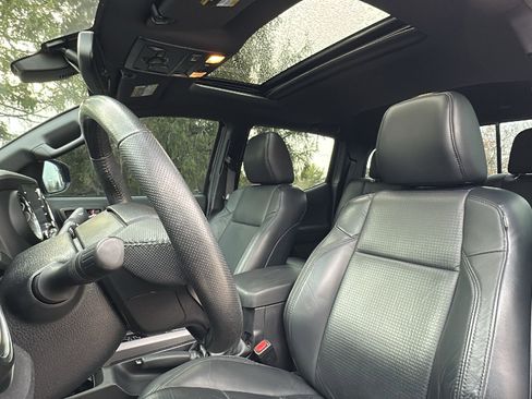 Used 2021 Toyota Tacoma TRD Off-Road w/ TRD Premium Off Road Package image 15